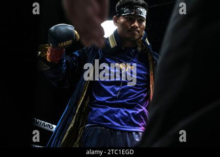 Long Beach, Kalifornien, USA. Dezember 2023. Der ehemalige Federgewichtsmeister Mark Magsayo (25:2) tritt in den Ring ein, um sein Superfedergewicht-Debüt gegen Isaac Avelar (17:7) zu geben, den er in der 3. Runde besiegt hatte. (Kreditbild: © Adam DelGiudice/ZUMA Press Wire) NUR REDAKTIONELLE VERWENDUNG! Nicht für kommerzielle ZWECKE! Quelle: ZUMA Press, Inc./Alamy Live News Stockfoto