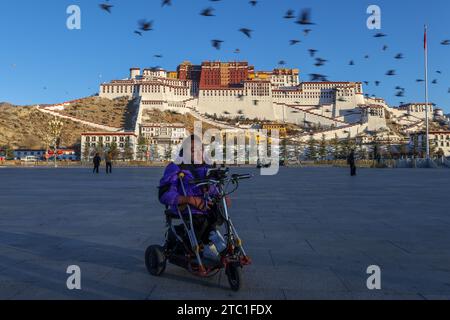 Lhasa, Chinas autonome Region Xizang. Dezember 2023. Lhapa Dondrup ist vor dem Potala-Palast in Lhasa, der Autonomen Region Xizang im Südwesten Chinas, am 2. Dezember 2023 abgebildet. Quelle: Jiang Fan/Xinhua/Alamy Live News Stockfoto