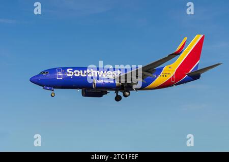 Die Boeing 737 der Southwest Airlines mit der Registrierung N248WN wird bei der Landung gezeigt. Stockfoto