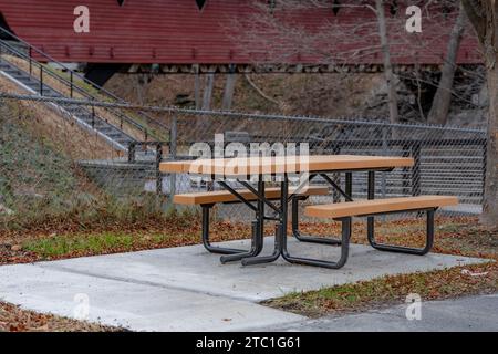 Behindertengerechter Picknicktisch nach ADA mit Betonoberfläche. Stockfoto