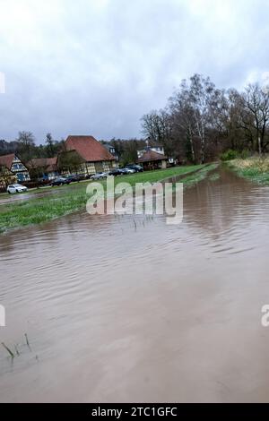 Hemmendorf, Deutschland. Dezember 2023. Nach Regen und schmelzendem Schnee erreicht die Überschwemmung in Hemmendorf (Bezirk Haßberge, Unterfranken) die ersten Wohngebäude. Nach Angaben des Hochwasserinformationsdienstes (HND) erreicht das Schenkenau/Itz-Messgerät die Meldestufe 3. Quelle: Pia Bayer/dpa/Alamy Live News Stockfoto