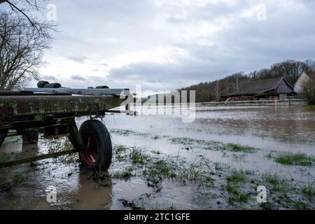 Hemmendorf, Deutschland. Dezember 2023. Nach Regen und schmelzendem Schnee erreicht die Überschwemmung in Hemmendorf (Bezirk Haßberge, Unterfranken) die ersten Wohngebäude. Nach Angaben des Hochwasserinformationsdienstes (HND) erreicht das Schenkenau/Itz-Messgerät die Meldestufe 3. Quelle: Pia Bayer/dpa/Alamy Live News Stockfoto