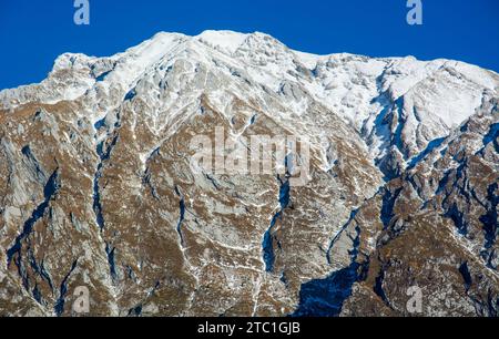 Ein Frühlingsschnee auf den Alpago Bergen Stockfoto