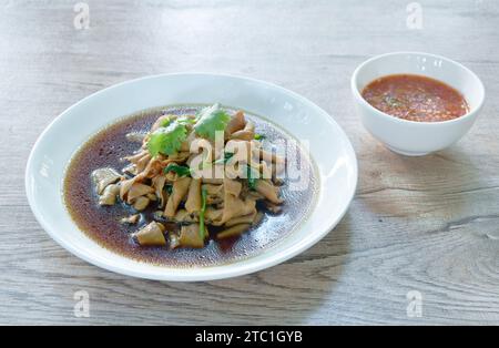 Geschmorter Entendarm in brauner Sojasuppe auf Tellentauchen Würzige Sauce Stockfoto