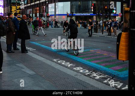 London, England, 5. Oktober 2023: Rush Hour in der New Oxford Street und Tottenham Court Road im Camden District. Stockfoto