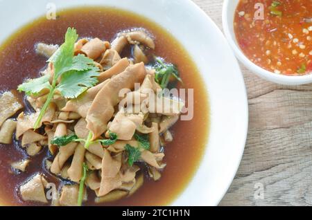 Geschmorter Entendarm in brauner Sojasuppe auf Tellentauchen Würzige Sauce Stockfoto