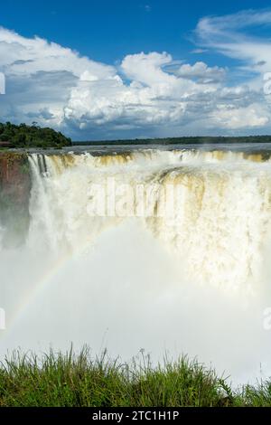 regenbogen, der durch den Wassernebel (Sprühnebel) gebildet wird, der aus dem Wasser in die Teufelskehle stürzt, der höchste und tiefste Teil von iguazu Falls National Stockfoto