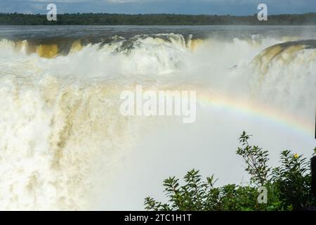 regenbogen, der durch den Wassernebel (Sprühnebel) gebildet wird, der aus dem Wasser in die Teufelskehle stürzt, der höchste und tiefste Teil von iguazu Falls National Stockfoto