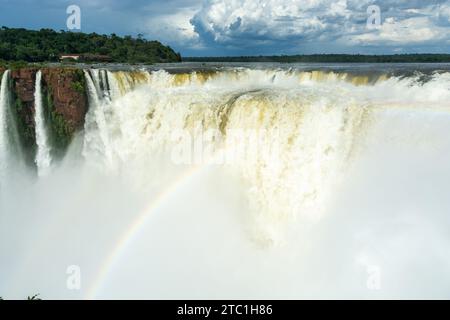 regenbogen, der durch den Wassernebel (Sprühnebel) gebildet wird, der aus dem Wasser in die Teufelskehle stürzt, der höchste und tiefste Teil von iguazu Falls National Stockfoto