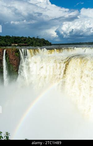 regenbogen, der durch den Wassernebel (Sprühnebel) gebildet wird, der aus dem Wasser in die Teufelskehle stürzt, der höchste und tiefste Teil von iguazu Falls National Stockfoto