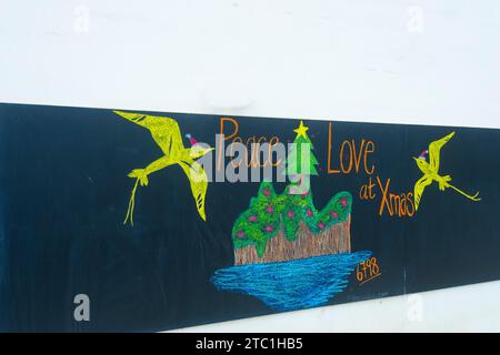 Peace and Love Weihnachtsbotschaft auf einer Tafel in den Straßen von Christmas Island, Australien Stockfoto