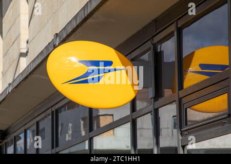 Bordeaux , Frankreich - 11 29 2023 : La poste Schild Marke französisches Post Logo gelb auf Gebäude Fassadenladen Stockfoto