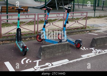 Bordeaux , Frankreich - 11 29 2023 : Dott Tier Swap E-Scooter Logo Marke Elektroroller und Zeichentext Urban Mobility Rental Green Blue Scooter parked i Stockfoto