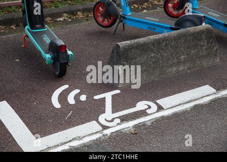 Bordeaux , Frankreich - 11 29 2023 : Dott Tier Swap Elektroroller viele Markentexte parkten auf der Straße des Stadtzentrums mit Schild Logo auf reservierter Etage Stockfoto