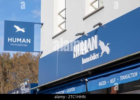 Bordeaux , Frankreich - 11 29 2023 : Human immobilier Zeichen Marke und Vogel Text Logo auf Eingangsfassade Immobilienmakler Büro Firma Agentur Stockfoto