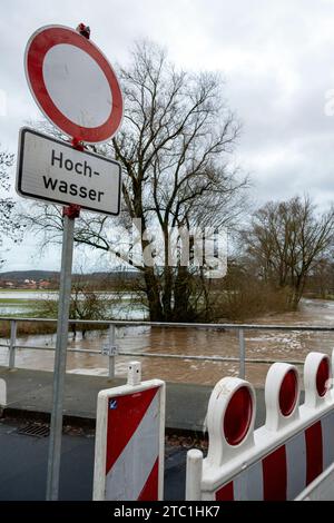 Hemmendorf, Deutschland. Dezember 2023. Nach Regen und schmelzendem Schnee erreicht das Hochwasser die ersten Straßen und Wohngebiete. Nach Angaben des Hochwasserinformationsdienstes (HND) erreicht das Schenkenau/Itz-Messgerät die Meldestufe 3. Quelle: Pia Bayer/dpa/Alamy Live News Stockfoto