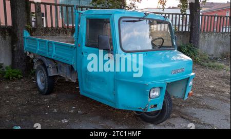 Bordeaux , Frankreich - 12 04 2023 : Bremach Trike Trishaw italienische Marke amerikanischer Roller mit drei Rädern LKW Stockfoto