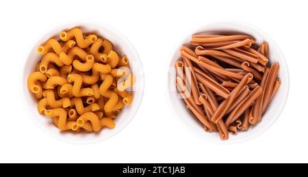 Glutenfreie Cavatappi und Casarecce-Pasta in weißen Schüsseln. Cavatappi aus roter Linse, Kichererbsen und Reis, Casarecce aus Kichererbsen und Reismehl. Stockfoto