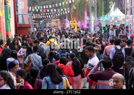 Kalkutta, Indien. Dezember 2023. Während des 29. Internationalen Filmfestivals in Kalkutta, Indien, am 9. Dezember 2023, treffen sich Menschen in 'Nandan', um einen Film zu sehen. Währenddessen konkurrieren die drei vom Krieg zerrütteten Länder Israel, Russland und Ukraine um den Spitzenpreis beim Festival. (Foto: Debajyoti Chakraborty/NurPhoto)0 Credit: NurPhoto SRL/Alamy Live News Stockfoto