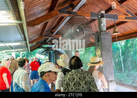 Ventilatoren, die Wassernebel sprühen, um Besucher zu kühlen. Bahnhof garganta. Nationalpark iguazu Falls. argentinien. südamerika Stockfoto