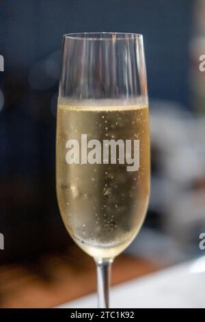 Ein Glas Prosecco oder Sekt auf dem Tisch Stockfoto