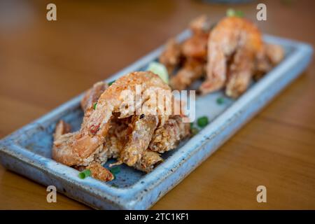 Gebratene Garnelen auf Teller, serviert in einem Restaurant Stockfoto