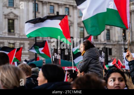 London, Dhaka, Großbritannien. Dezember 2023. Tausende palästinensischer Demonstranten versammelten sich auf dem Parlamentsplatz in London, um am 9. Dezember 2023 einen sofortigen Waffenstillstand zwischen Israel und der Hamas zu fordern. Sie marschierten von Bank Junction nach Westminster mit vielen Plakaten und Plakaten. (Kreditbild: © Md. Zobayer Hossain Joati/ZUMA Press Wire) NUR REDAKTIONELLE VERWENDUNG! Nicht für kommerzielle ZWECKE! Stockfoto