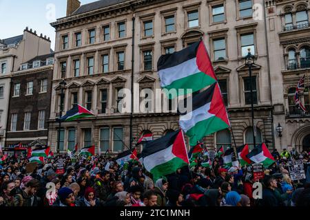 London, Dhaka, Großbritannien. Dezember 2023. Tausende palästinensischer Demonstranten versammelten sich auf dem Parlamentsplatz in London, um am 9. Dezember 2023 einen sofortigen Waffenstillstand zwischen Israel und der Hamas zu fordern. Sie marschierten von Bank Junction nach Westminster mit vielen Plakaten und Plakaten. (Kreditbild: © Md. Zobayer Hossain Joati/ZUMA Press Wire) NUR REDAKTIONELLE VERWENDUNG! Nicht für kommerzielle ZWECKE! Stockfoto