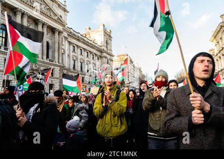 London, Dhaka, Großbritannien. Dezember 2023. Tausende palästinensischer Demonstranten versammelten sich auf dem Parlamentsplatz in London, um am 9. Dezember 2023 einen sofortigen Waffenstillstand zwischen Israel und der Hamas zu fordern. Sie marschierten von Bank Junction nach Westminster mit vielen Plakaten und Plakaten. (Kreditbild: © Md. Zobayer Hossain Joati/ZUMA Press Wire) NUR REDAKTIONELLE VERWENDUNG! Nicht für kommerzielle ZWECKE! Stockfoto