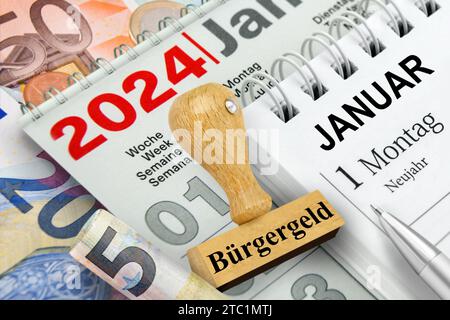 Deutscher Kalender Datum Neujahr 1. Januar 2024 Finanzen und Euro Geldscheine mit Kugelschreiber Stockfoto