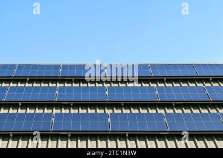 Neue Solarpaneele auf dem Dach eines Hauses in South Australia vor klarem blauem Himmel installiert Stockfoto