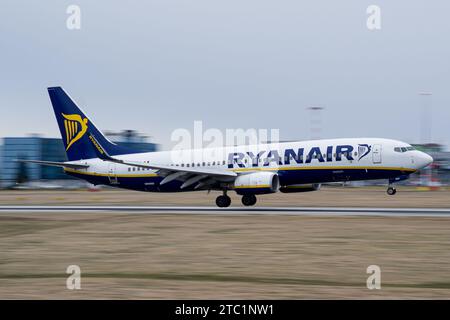 Ryanair Boeing 737-800 Minuten vor der Landung am Flughafen Prag Stockfoto