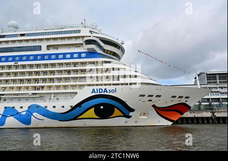 Das Kreuzfahrtschiff AIDAsol am Hamburger Kreuzfahrtterminal 'Hamburg Cruise Center Altona', Deutschland Stockfoto