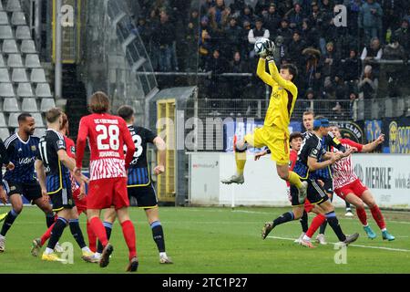 Freiburg, Deutschland. Dezember 2023. Freiburg, Deutschland 09. Dezember 2023: 3. Liga - 2023/2024 - SC Freiburg II vs. 1. FC Saarbrücken im Bild: Torwart Daniel Batz (1. FC Saarbrücken) klärt im Strafraum /// DFB-Vorschriften verbieten jede Verwendung von Fotografien als Bildsequenzen und/oder Quasi-Video /// Credit: dpa/Alamy Live News Stockfoto