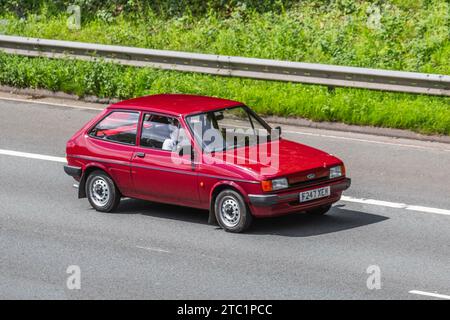 1988 80er Jahre Ford Fiesta 1,1 populär plus, 4-Gang, Rechtslenkung (RHD), 1117 ccm; Vintage, restaurierte klassische Motoren, Autosammler, Autofahrer, historische Veteranen, die im Großraum Manchester, Großbritannien reisen Stockfoto