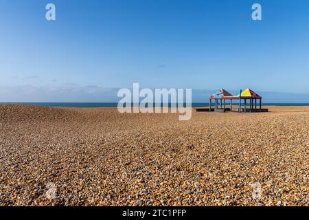 Folkestone, Kent, England - 8. Mai 2022: Ein Pavillon am Folkestone Beach mit der Kanalküste im Hintergrund Stockfoto