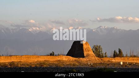 (231210) -- LANZHOU, 10. Dezember 2023 (Xinhua) -- Ein Teil der Chinesischen Mauer ist im Dorf Yemawan der Gemeinde Xincheng, Stadt Jiayuguan, nordwestchinesische Provinz Gansu, 14. Juli 2023 zu sehen. In der Provinz Gansu befinden sich mehrere Abschnitte der Chinesischen Mauer, die insgesamt 3.654 Kilometer lang sind. Der Hexi-Korridor, ein wichtiger Teil der alten Seidenstraße, die sich durch den Süden der Provinz schlängelt, umfasst mehr als 1.400 Kilometer der Mauer, die in der Han-Dynastie (202 v. Chr.–220 n. Chr.) errichtet wurde, und über 1.200 Kilometer in der Ming-Dynastie (1368–1644). Gansu wird daher als „Freilichtmuseum der Gr Stockfoto