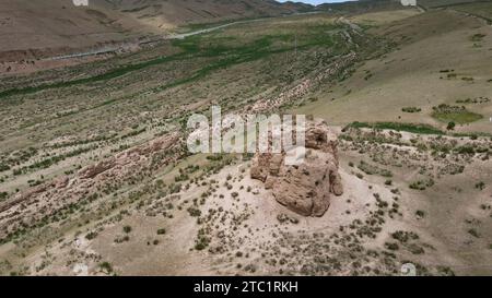 (231210) -- LANZHOU, 10. Dezember 2023 (Xinhua) -- dieses Luftbild vom 16. Juli 2023 zeigt einen abgenutzten Teil der alten Großen Mauer im tibetischen Autonomen County Tianzhu in Wuwei, nordwestchinesischer Provinz Gansu. In der Provinz Gansu befinden sich mehrere Abschnitte der Chinesischen Mauer, die insgesamt 3.654 Kilometer lang sind. Der Hexi-Korridor, ein wichtiger Teil der alten Seidenstraße, die sich durch den Süden der Provinz schlängelt, umfasst mehr als 1.400 Kilometer der Mauer, die in der Han-Dynastie (202 v. Chr.–220 n. Chr.) errichtet wurde, und über 1.200 Kilometer in der Ming-Dynastie (1368–1644). Gansu ist daher auch als Dubbe bekannt Stockfoto