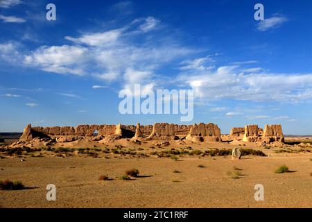 (231210) -- LANZHOU, 10. Dezember 2023 (Xinhua) -- dieses am 6. September 2022 aufgenommene Foto zeigt die Reliquiestätte von Hecangcheng in Dunhuang, nordwestchinesischer Provinz Gansu. In der Provinz Gansu befinden sich mehrere Abschnitte der Chinesischen Mauer, die insgesamt 3.654 Kilometer lang sind. Der Hexi-Korridor, ein wichtiger Teil der alten Seidenstraße, die sich durch den Süden der Provinz schlängelt, umfasst mehr als 1.400 Kilometer der Mauer, die in der Han-Dynastie (202 v. Chr.–220 n. Chr.) errichtet wurde, und über 1.200 Kilometer in der Ming-Dynastie (1368–1644). Gansu wird daher als „Freilichtmuseum der Chinesischen Mauer“ bezeichnet. (Foto von Zhan Stockfoto