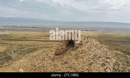 (231210) -- LANZHOU, 10. Dezember 2023 (Xinhua) -- dieses Luftfoto vom 16. Mai 2023 zeigt einen abgenutzten Wachturm der Großen Mauer im Shandan County der Stadt Zhangye, nordwestchinesische Provinz Gansu. In der Provinz Gansu befinden sich mehrere Abschnitte der Chinesischen Mauer, die insgesamt 3.654 Kilometer lang sind. Der Hexi-Korridor, ein wichtiger Teil der alten Seidenstraße, die sich durch den Süden der Provinz schlängelt, umfasst mehr als 1.400 Kilometer der Mauer, die in der Han-Dynastie (202 v. Chr.–220 n. Chr.) errichtet wurde, und über 1.200 Kilometer in der Ming-Dynastie (1368–1644). Gansu wird daher als "Freiluft" bezeichnet Stockfoto