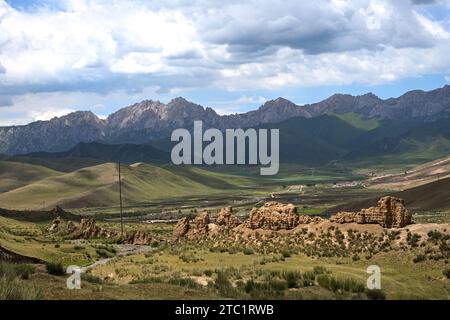 (231210) -- LANZHOU, 10. Dezember 2023 (Xinhua) -- Ein abgenutzter Teil der Chinesischen Mauer wird im Tianzhu Autonomen County in Wuwei, nordwestchinesischer Provinz Gansu, am 16. Juli 2023 gesehen. In der Provinz Gansu befinden sich mehrere Abschnitte der Chinesischen Mauer, die insgesamt 3.654 Kilometer lang sind. Der Hexi-Korridor, ein wichtiger Teil der alten Seidenstraße, die sich durch den Süden der Provinz schlängelt, umfasst mehr als 1.400 Kilometer der Mauer, die in der Han-Dynastie (202 v. Chr.–220 n. Chr.) errichtet wurde, und über 1.200 Kilometer in der Ming-Dynastie (1368–1644). Gansu wird daher als Freilichtmuseum der GRE bezeichnet Stockfoto