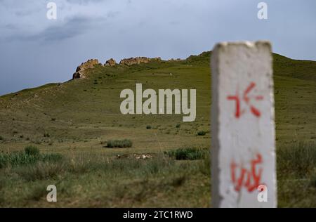 (231210) -- LANZHOU, 10. Dezember 2023 (Xinhua) -- dieses Foto vom 16. Juli 2023 zeigt einen Teil der Großen Mauer im tibetischen Autonomen Bezirk Tianzhu in Wuwei, nordwestchinesischer Provinz Gansu. In der Provinz Gansu befinden sich mehrere Abschnitte der Chinesischen Mauer, die insgesamt 3.654 Kilometer lang sind. Der Hexi-Korridor, ein wichtiger Teil der alten Seidenstraße, die sich durch den Süden der Provinz schlängelt, umfasst mehr als 1.400 Kilometer der Mauer, die in der Han-Dynastie (202 v. Chr.–220 n. Chr.) errichtet wurde, und über 1.200 Kilometer in der Ming-Dynastie (1368–1644). Gansu wird daher als 'Freilichtmuseum von' bezeichnet Stockfoto