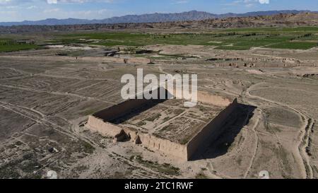 (231210) -- LANZHOU, 10. Dezember 2023 (Xinhua) -- dieses Luftfoto vom 15. Juli 2023 zeigt einen Reliquienplatz im Shandan County der Stadt Zhangye, nordwestchinesische Provinz Gansu. In der Provinz Gansu befinden sich mehrere Abschnitte der Chinesischen Mauer, die insgesamt 3.654 Kilometer lang sind. Der Hexi-Korridor, ein wichtiger Teil der alten Seidenstraße, die sich durch den Süden der Provinz schlängelt, umfasst mehr als 1.400 Kilometer der Mauer, die in der Han-Dynastie (202 v. Chr.–220 n. Chr.) errichtet wurde, und über 1.200 Kilometer in der Ming-Dynastie (1368–1644). Gansu wird daher als „Freilichtmuseum der Chinesischen Mauer“ bezeichnet. Stockfoto