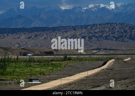 (231210) -- LANZHOU, 10. Dezember 2023 (Xinhua) -- dieses Foto vom 14. Juli 2023 zeigt einen Teil der Chinesischen Mauer südlich des Jiayu-Passes in Jiayuguan City, nordwestchinesischer Provinz Gansu. In der Provinz Gansu befinden sich mehrere Abschnitte der Chinesischen Mauer, die insgesamt 3.654 Kilometer lang sind. Der Hexi-Korridor, ein wichtiger Teil der alten Seidenstraße, die sich durch den Süden der Provinz schlängelt, umfasst mehr als 1.400 Kilometer der Mauer, die in der Han-Dynastie (202 v. Chr.–220 n. Chr.) errichtet wurde, und über 1.200 Kilometer in der Ming-Dynastie (1368–1644). Gansu wird daher als Freilichtmuseum bezeichnet Stockfoto