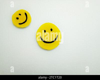 Handgefertigte Smiley-Symbole auf weißem Hintergrund. Glücklich, Freude, Lächeln, positive Vibes, zusammen, gemeinschaft, Liebe und Gruppen von Happy People-Konzepten Stockfoto