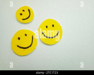 Handgefertigte Smiley-Symbole auf weißem Hintergrund. Glücklich, Freude, Lächeln, positive Vibes, zusammen, gemeinschaft, Liebe und Gruppen von Happy People-Konzepten Stockfoto