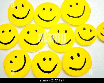 Handgefertigte Smiley-Symbole auf weißem Hintergrund. Glücklich, Freude, Lächeln, positive Vibes, zusammen, gemeinschaft, Liebe und Gruppen von Happy People-Konzepten Stockfoto
