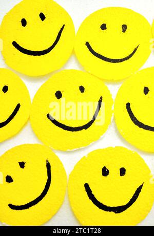 Handgefertigte Smiley-Symbole auf weißem Hintergrund. Glücklich, Freude, Lächeln, positive Vibes, zusammen, gemeinschaft, Liebe und Gruppen von Happy People-Konzepten Stockfoto