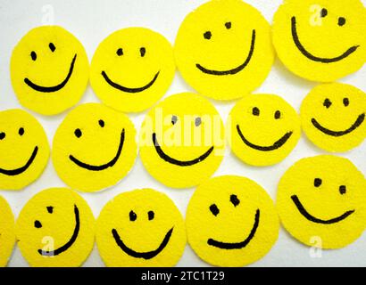Handgefertigte Smiley-Symbole auf weißem Hintergrund. Glücklich, Freude, Lächeln, positive Vibes, zusammen, gemeinschaft, Liebe und Gruppen von Happy People-Konzepten Stockfoto