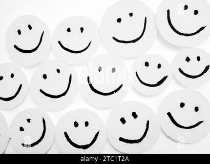Handgefertigte Smiley-Symbole auf weißem Hintergrund. Glücklich, Freude, Lächeln, positive Vibes, zusammen, gemeinschaft, Liebe und Gruppen von Happy People-Konzepten Stockfoto